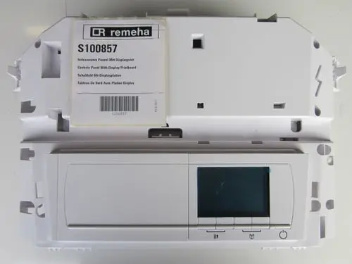 Weißes Schaltfeld mit Displayplatine von Remeha, ausgestattet mit Tasten und einem Bildschirm, für die Steuerung von Heizungsanlagen.